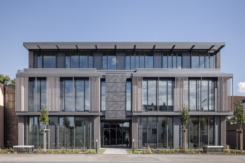 Referenzobjekt Distler Erweiterungsbau, Neumarkt / Kaltfassade aus gelasterten Aluminium-Lochblechen