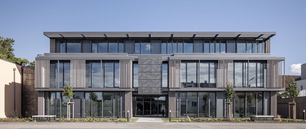 Referenzobjekt Distler Erweiterungsbau, Neumarkt / Kaltfassade aus gelasterten Aluminium-Lochblechen