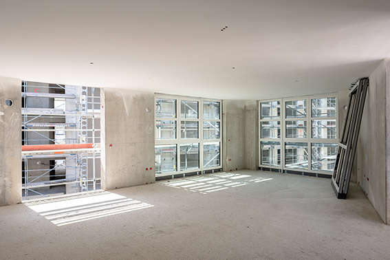Baustelle MainYard Frankfurt - erste Fenster