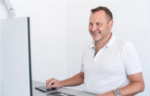 Geschäftsführer Marc Pröchel am PC