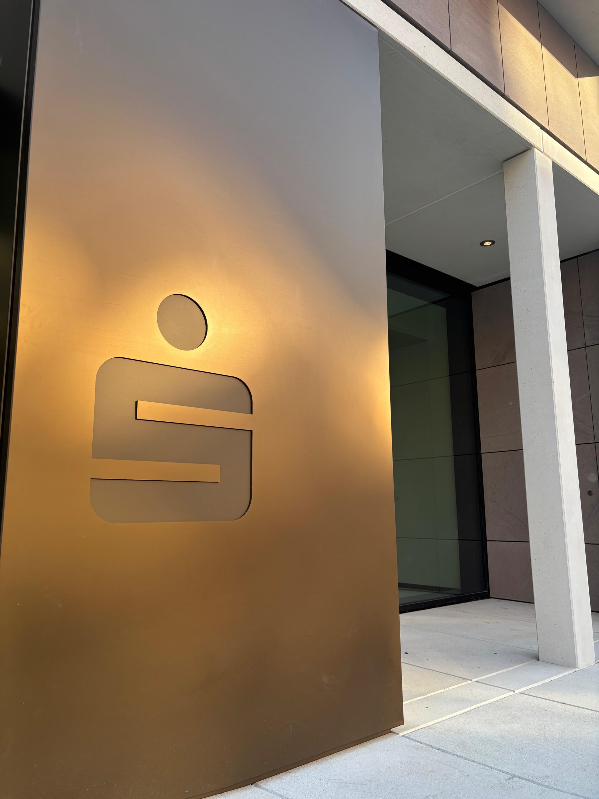 Standsäule mit Sparkassen-Logo, Quelle: Sparkasse Nürnberg