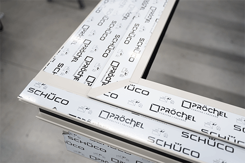 Bildausschnitt einer Eckverbindung eines Aluminium-Systemprofils