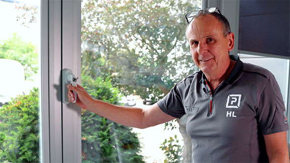 Monteur steht am Fenster
