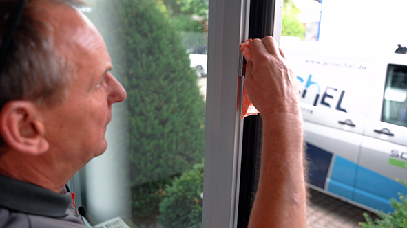 Reinigung eines Fensters bei der Wartung